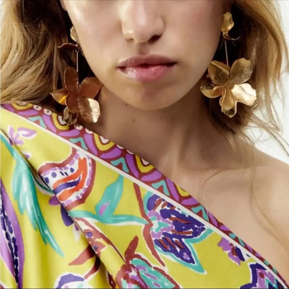 Zara Gold Floral Earrings Yellow Gold - Picture 3 of 7